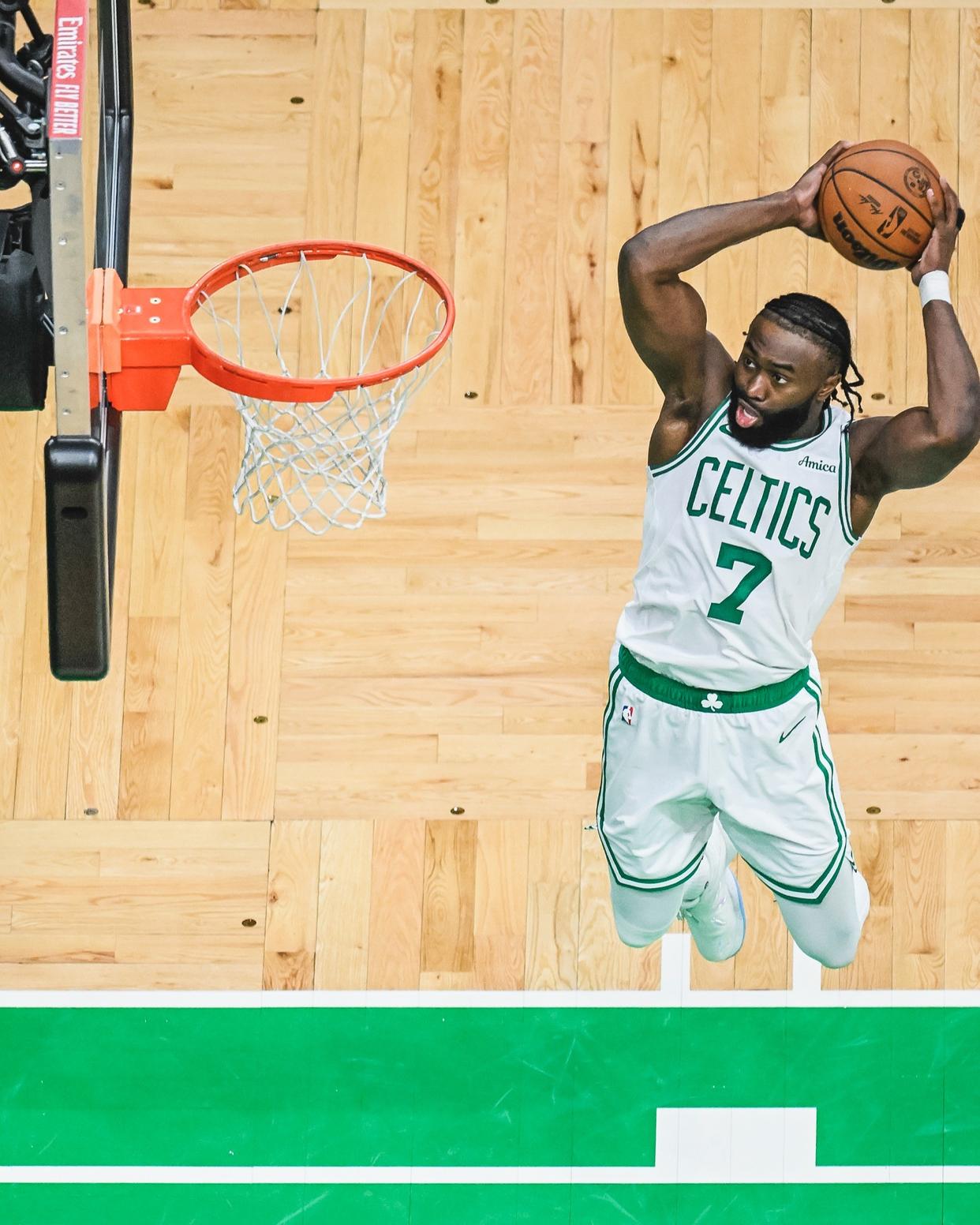 湖人技术犯规送分，巴萨主帅怒摔战术板！！-开云app